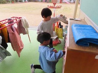 掃除をしている子どもたちの写真