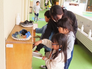 掃除をしている子どもたちの写真