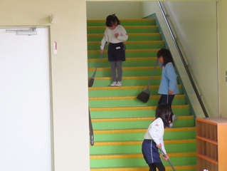 掃除をしている子どもたちの写真