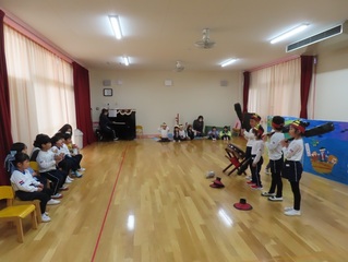 見合いっこをしている子どもたちの写真