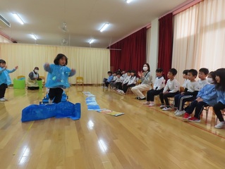 見合いっこをしている子どもたちの写真