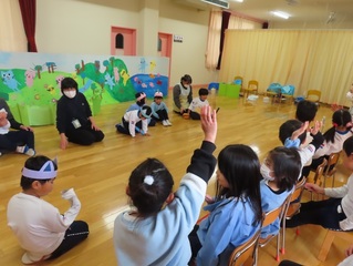 見合いっこをしている子どもたちの写真