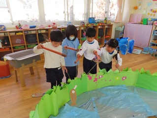 交代ごっこをしている子どもたちの写真