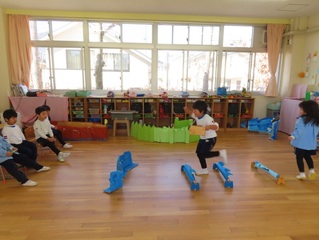 交代ごっこをしている子どもたちの写真