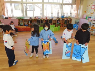 交代ごっこをしている子どもたちの写真