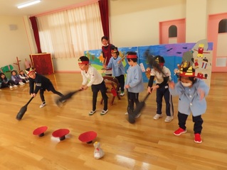 交代ごっこをしている子どもたちの写真