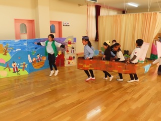 交代ごっこをしている子どもたちの写真