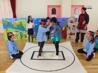 交代ごっこをしている子どもたちの写真
