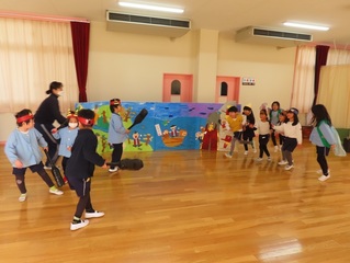 交代ごっこをしている子どもたちの写真