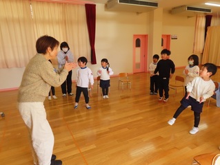 英語で遊ぼうに参加している子どもたちの写真
