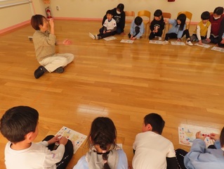 英語で遊ぼうに参加している子どもたちの写真