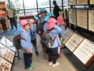 お別れ遠足に出かけている子どもたちの写真