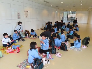 お別れ遠足に出かけている子どもたちの写真