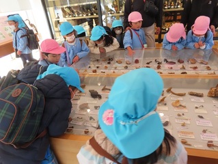 お別れ遠足に出かけている子どもたちの写真