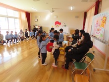 誕生会に参加している子どもたちの写真