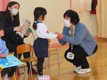 誕生会に参加している子どもたちの写真