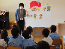 誕生会に参加している子どもたちの写真