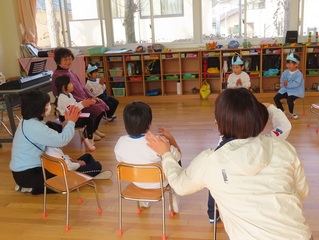 歌って遊ぼうに参加している子どもたちの写真