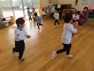 歌って遊ぼうに参加している子どもたちの写真