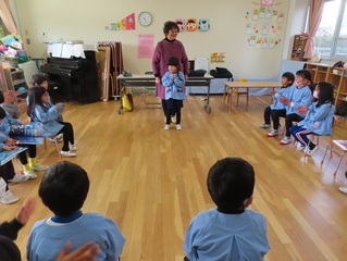 歌って遊ぼうに参加している子どもたちの写真