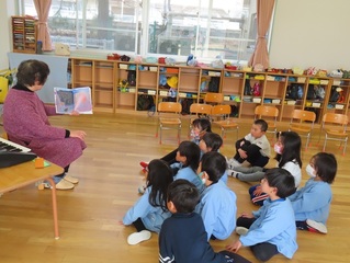 歌って遊ぼうに参加している子どもたちの写真