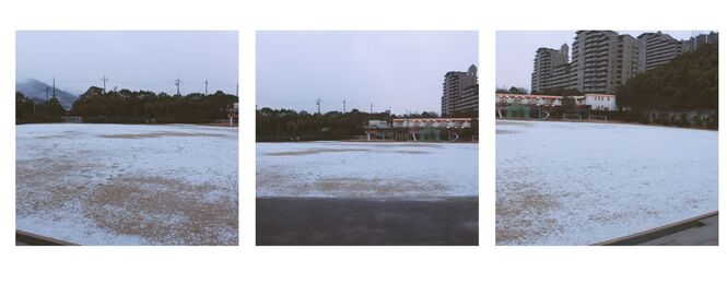 雪で真っ白の運動場