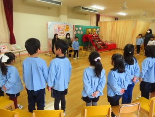 誕生会に参加している子どもたちの写真