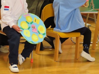 誕生会に参加している子どもたちの写真