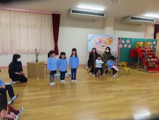 誕生会に参加している子どもたちの写真