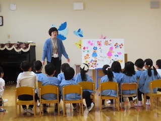 誕生会に参加している子どもたちの写真