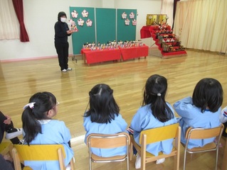 ひなまつりに参加している子どもたちの写真