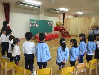ひなまつりに参加している子どもたちの写真