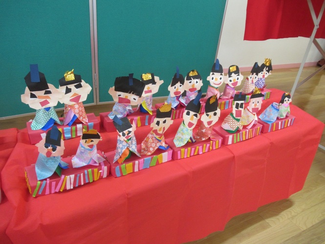 子どもたちが作ったひな人形の写真