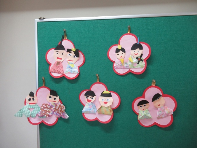 子どもたちが作ったひな人形の写真