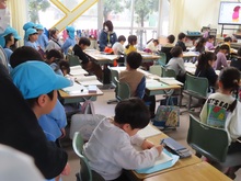 授業参観している子どもたちの写真