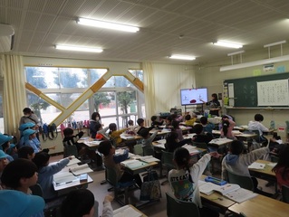 授業参観している子どもたちの写真