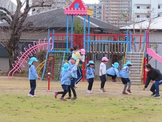 園庭で遊んでいる子どもたちの写真