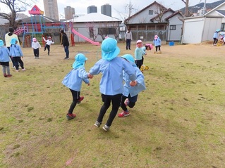 園庭で遊んでいる子どもたちの写真