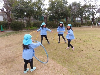 園庭で遊んでいる子どもたちの写真