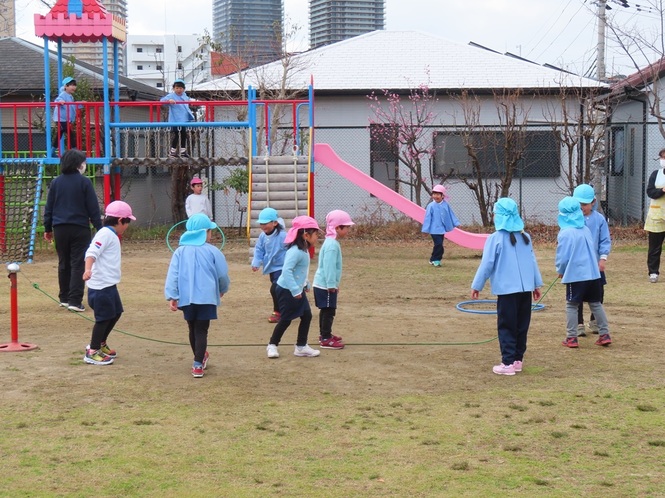 園庭で遊んでいる子どもたちの写真