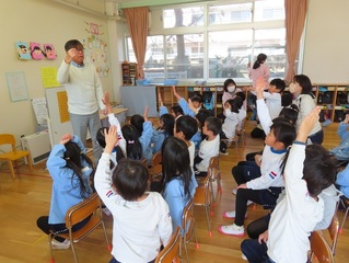 囲碁で遊んでいる子どもたちの写真