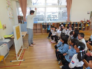 囲碁で遊んでいる子どもたちの写真