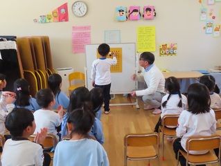 囲碁で遊んでいる子どもたちの写真