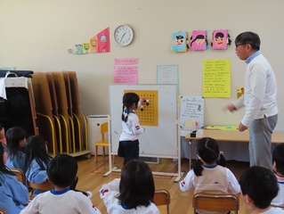 囲碁で遊んでいる子どもたちの写真