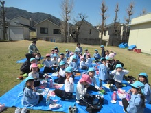 弁当を食べている子どもたちの写真