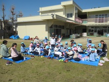 弁当を食べている子どもたちの写真