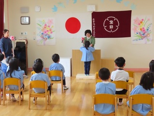 卒園式ごっこに参加している子どもたちの写真