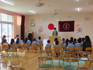 卒園式ごっこに参加している子どもたちの写真