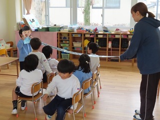 保健指導を受けている子どもたちの写真