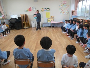保健指導を受けている子どもたちの写真